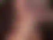 Lamba meus pés descalços e suados.