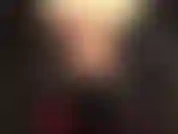 Uma amante sexy em pvc preto, botas acima do joelho, meia-calça, peruca preta, casaco de pele branco e um grande pau branco. Mmmm.