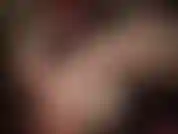 Uso meias de renda sedosa e brilhante e meias-calças transparentes em tons de nude e branco.