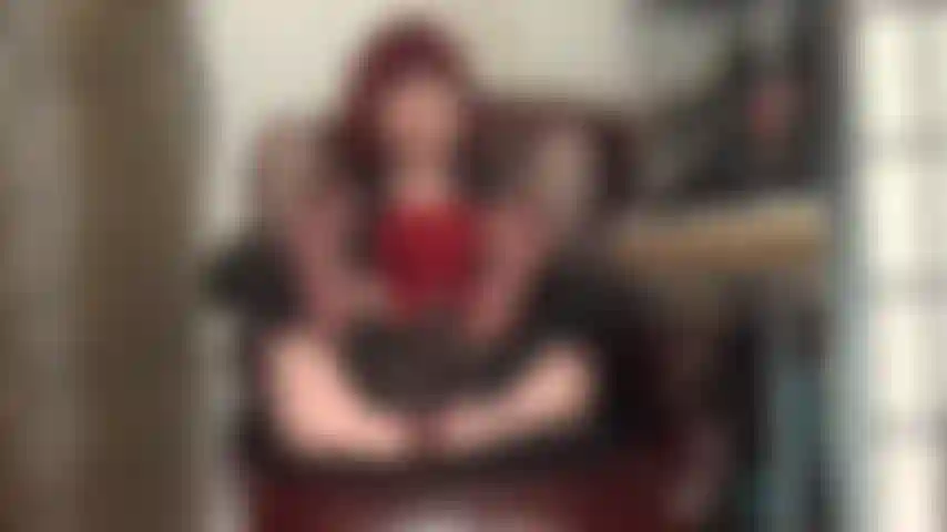 Sejam meus pés de náilon fedorentos ou meu saboroso pau preto - sua boca de vagabunda ficará cheia.