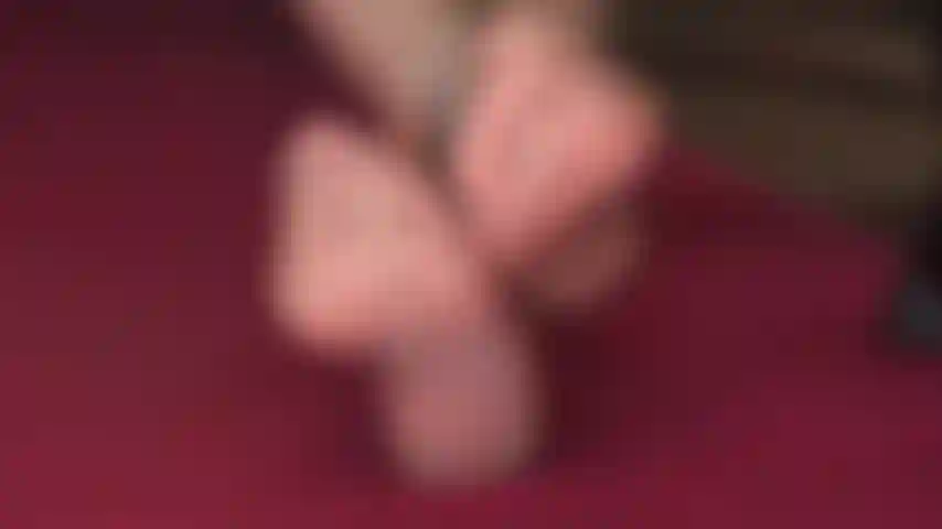 Pisoteando um pau - seu pau de escravo inútil está achatado sob meus pés.