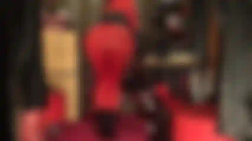 Que adora bundas com leggings vermelhas e domina com strapon e um vibrador preto de 8 polegadas.