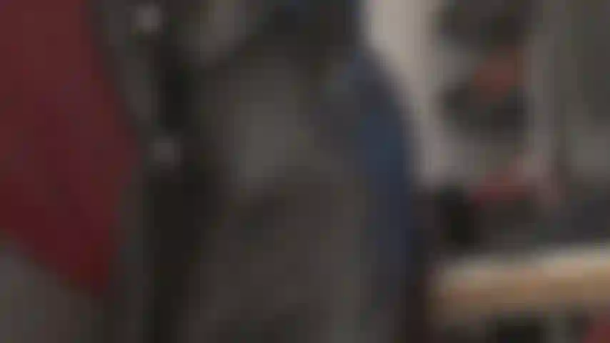 Quer beijar minha bunda vestida de couro? A senhora te faz admirar seu bumbum perfeito em uma longa saia preta de couro, antes de meter na sua bunda com um pequeno vibrador. Ela vai acabar com você com sua luva de couro.