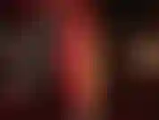 Um garoto de pés em castidade - trancado e excitado aos pés da sua amante, com as chaves da gaiola do seu pau balançando diante dos seus olhos. Um clipe raro dos dedos vermelhos pintados da sua deusa dos pés em meia-calça preta.