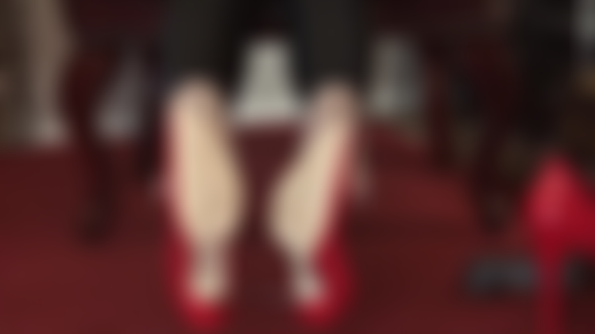 Fetiche por sapatos pendurados - diversão com sapatos de salto alto de aço vermelho.