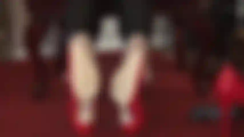 Fetiche por sapatos pendurados - diversão com sapatos de salto alto de aço vermelho.