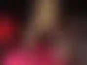 A senhora provoca um grande vibrador com seus incríveis saltos plataforma cromados e mãos enluvadas de vinil.