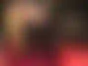 Legal e lenta, você deve adorar minhas botas altas de verniz pretas até a coxa e minha bunda em meia-calça e body de vinil.