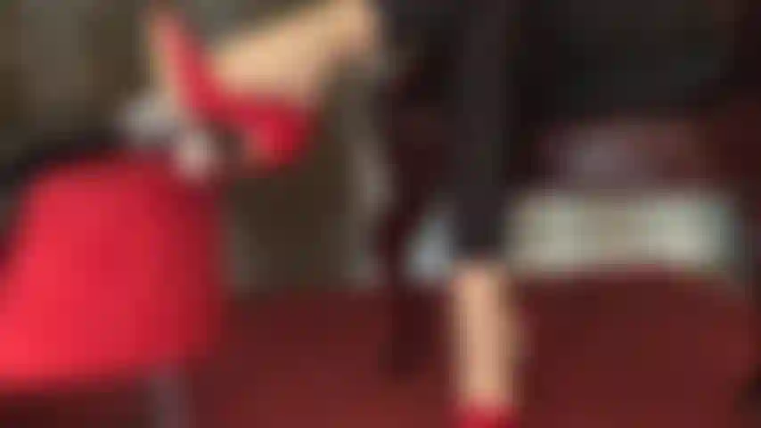 Saltos vermelhos controlam seu pau - a amante sabe que sua maior fraqueza são seus pés incríveis com saltos vermelhos brilhantes por todo o seu pau de escravo.