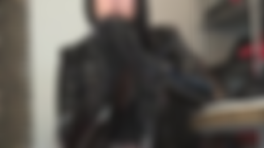 Couro e pvc são o seu maior fetiche. A aparência, a sensação, o cheiro. Respire fundo, sinta-se chapada e entregue-se aos seus desejos fetichistas.