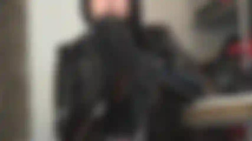 Couro e pvc são o seu maior fetiche. A aparência, a sensação, o cheiro. Respire fundo, sinta-se chapada e entregue-se aos seus desejos fetichistas.