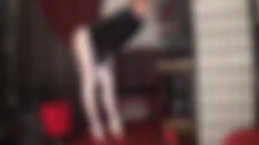 Essas pernas incrivelmente longas em meias-calças de elastano leohex brancas e brilhantes são suas para adorar. Uma provocação lenta e sensual com arcos lindos, saltos sensuais e uma bunda maravilhosa incluída :-).