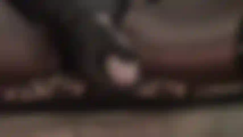 O quanto você quer meu pau? - Sua boca de vagabunda começa a salivar enquanto eu acaricio minha grande cinta-liga branca e curva e massageio as bolas com minhas luvas de couro.