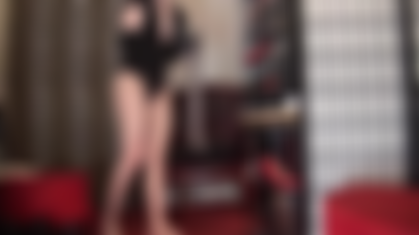 Uma grande bbc em meia-calça cinza brilhante e uma blusa de renda branca deixando seu pequeno pau excitado.