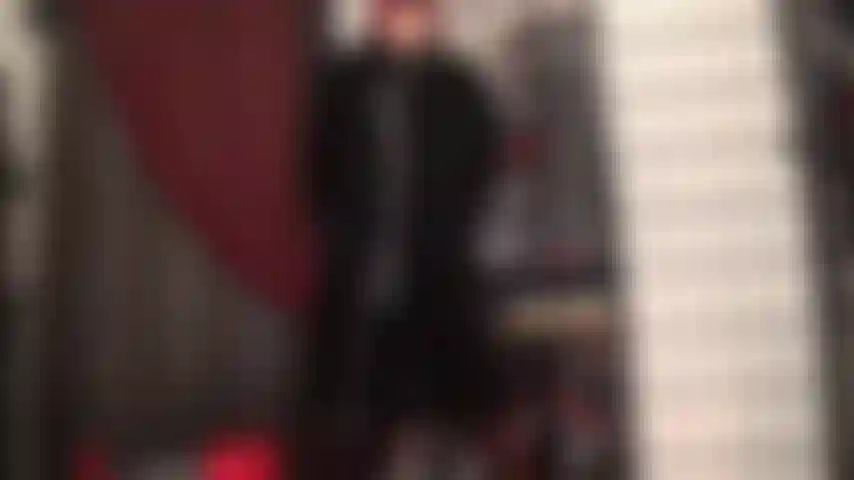 Sua deusa vestida de pele preta em pvc brilhante.