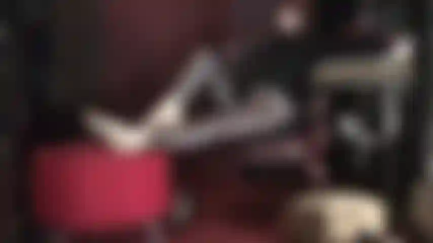 Os pés você não vai resistir - a amante vivian faz sua boca salivar, seu pau pulsar e seu pulso acelerar... Tudo por seus arcos e dedos perfeitos.