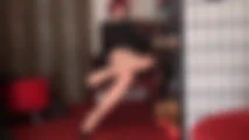 Sedução com pernas de meia-calça com costura nude - as pernas da amante vivian são sua maior fraqueza. Esbelta, longa e revestida de nylon, com costuras que vão até seu traseiro incrível.