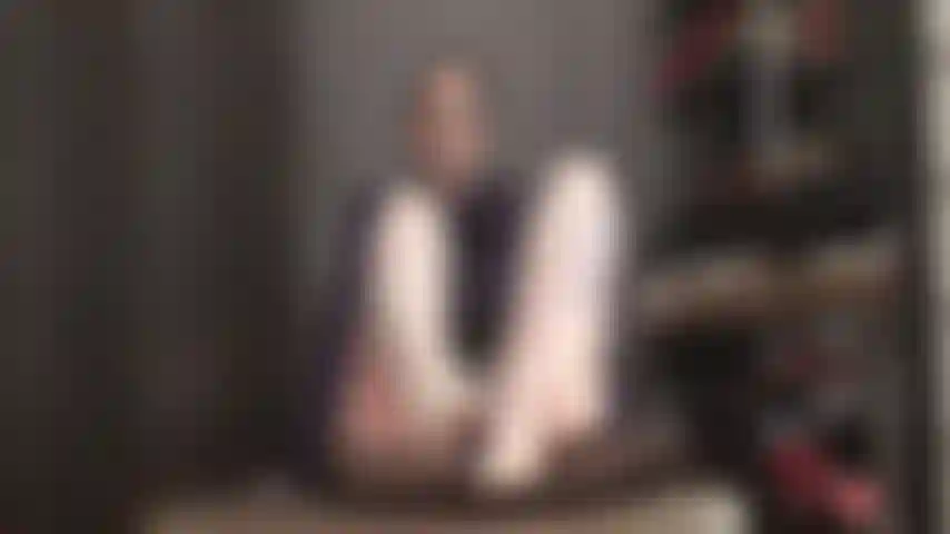 Viciada nas lindas pernas de meia-calça, pés e cinta-liga da amante vivian.