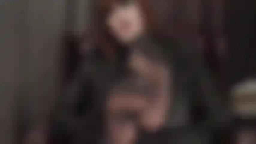 Dominando os pés com meia-calça - a amante está com os pés para cima, apontados para o seu rosto. Tornozelos cruzados, arcos altos, solas macias e dedos balançando. Você anseia por estar sob eles enquanto a amante olha diretamente nos seus olhos.