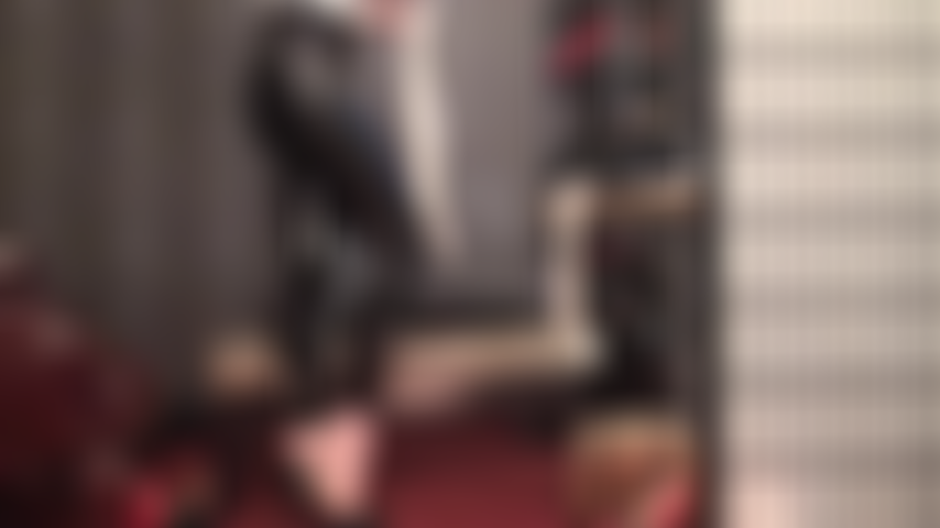 Verdadeira arte fetichista - meias de renda cor champanhe sobre leggings de pvc preto brilhante, combinadas com uma tanga de renda branca separando as nádegas brilhantes. Uma provocação incrível, frente e verso.