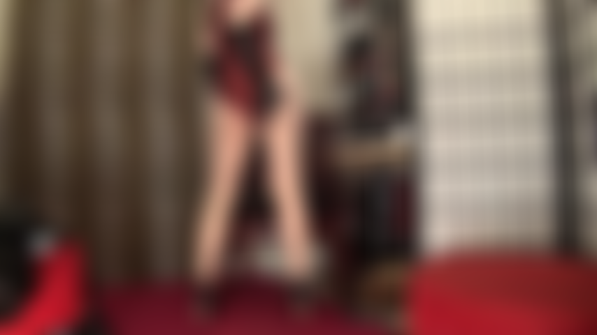 Curvas perfeitas em meia-calça nude opaca e body de lycra e elastano.