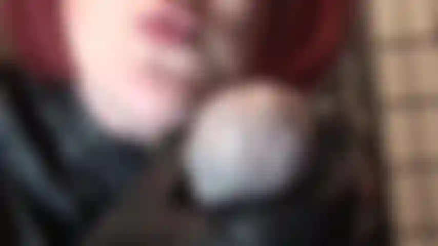 Faço punheta com luvas de couro, adoração de bunda e sentar no rosto com calças de couro e meia-calça - seu pau vai levar uma surra sendo ordenhado violentamente pelas mãos de couro da patroa, com foco na cabeça sensível do pau em particular.