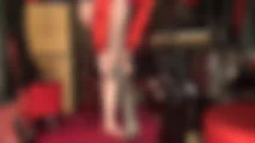 A senhora veste meia-calça cinza brilhante e sapatos pretos para provocar o amante das pernas.