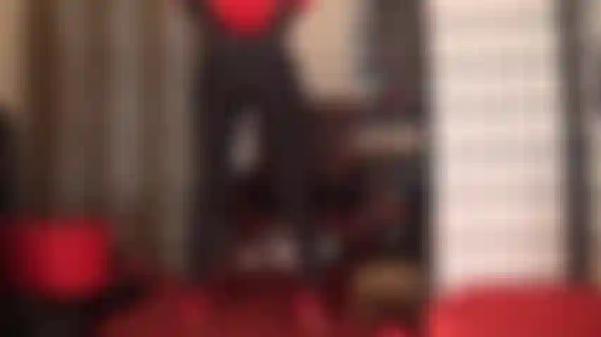 Adoro bunda em vermelho e preto - leggings de lycra preta brilhante acentuam o bumbum redondo da amante.