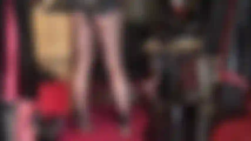 A senhora abre os zíperes do seu body de spandex...