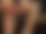 Com pernas e pés de meia-calça dourada brilhante e luvas de náilon pretas - admiro as pernas perfeitamente esculpidas e os pés sensuais da amante vivian enquanto ela veste uma meia-calça brilhante e veste luvas de náilon transparentes.