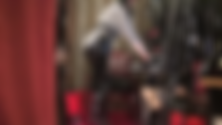 Calças pretas brilhantes de pvc - a amante se entrega ao seu fetiche por jeans de vinil e te excita brincando com o zíper e os bolsos, lambendo e beijando o tecido, com blusa listrada e peruca de cabelo longo.