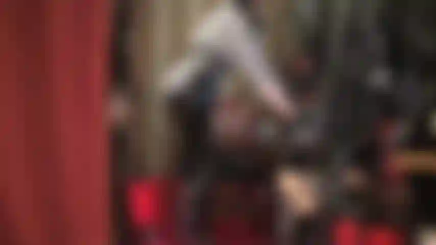 Calças pretas brilhantes de pvc - a amante se entrega ao seu fetiche por jeans de vinil e te excita brincando com o zíper e os bolsos, lambendo e beijando o tecido, com blusa listrada e peruca de cabelo longo.