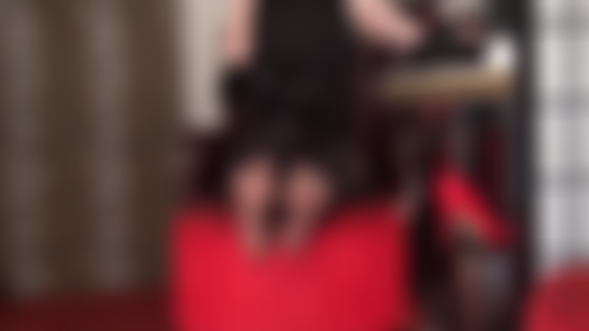 Fetiche por pés - pés girando, dedos balançando e se abrindo em meias-calças pretas muito transparentes.