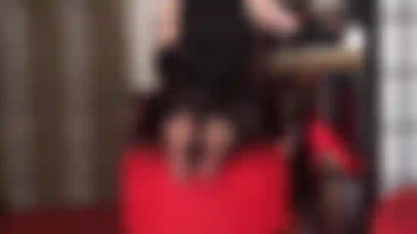 Fetiche por pés - pés girando, dedos balançando e se abrindo em meias-calças pretas muito transparentes.