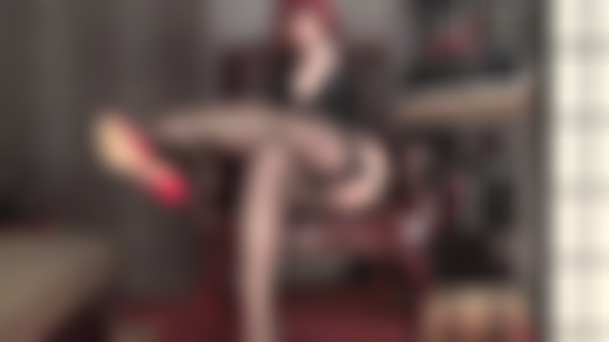 Provoca, provoca, provoca, estas meias pretas vintage com costuras, totalmente modeladas, prendem sua atenção. Você anseia por estes pés de meia com arco alto para acariciar seu pau enquanto é tentada pelo decote da sua amante.