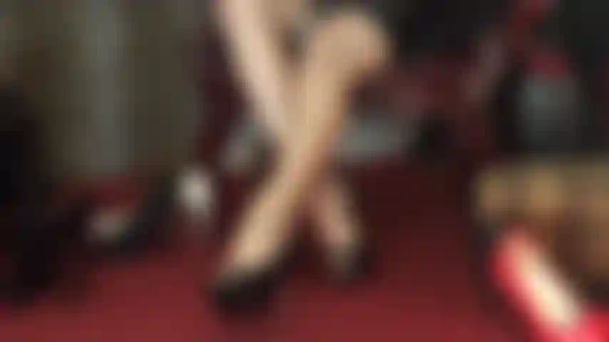 Pura sedução - pernas longas cruzadas que se abrem e fecham em meias-calças brilhantes, proporcionando visões tentadoras entre elas.