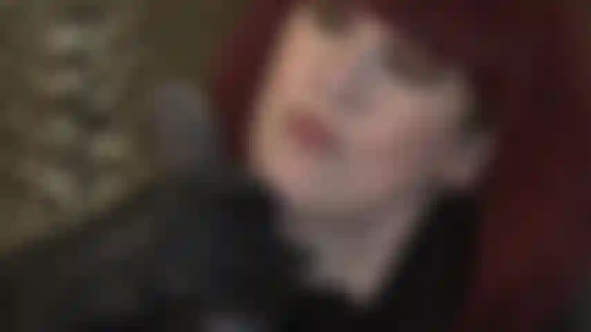 Uma deusa do couro acariciando um grande pau preto com luvas.