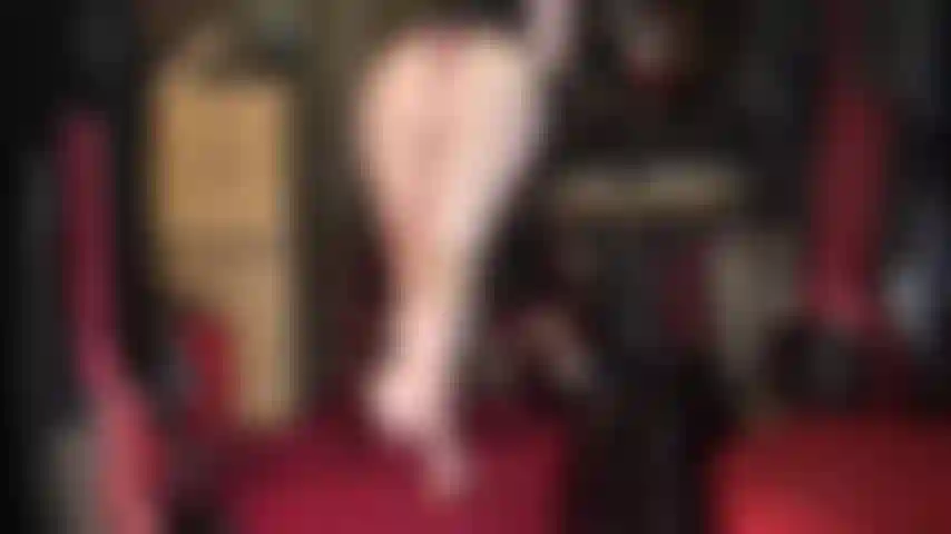 A senhora te deixa fraco e babando por seus pés descalços e sua bunda.