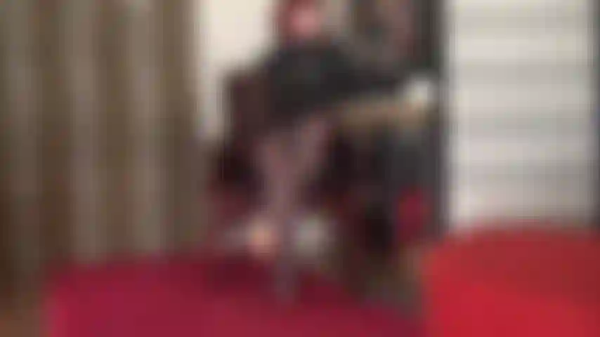 Meias-calças cruzadas são a sua ruína... Uma vez presa entre elas, não haverá escapatória. Como uma cobra se enrolando em seu pescoço, o aperto fica cada vez mais forte...