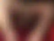 Com camadas de nylon sedoso, botas de cetim brilhantes acima do joelho e vestido de lycra.