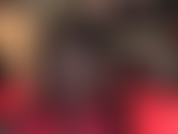 Pernas de meia-calça azul-marinho brilhantes, fetiche por pernas cruzadas e estendidas, dedos pontudos, armadilha para pênis - esfregue-se em todas essas longas pernas de náilon, deslize entre as coxas cruzadas.