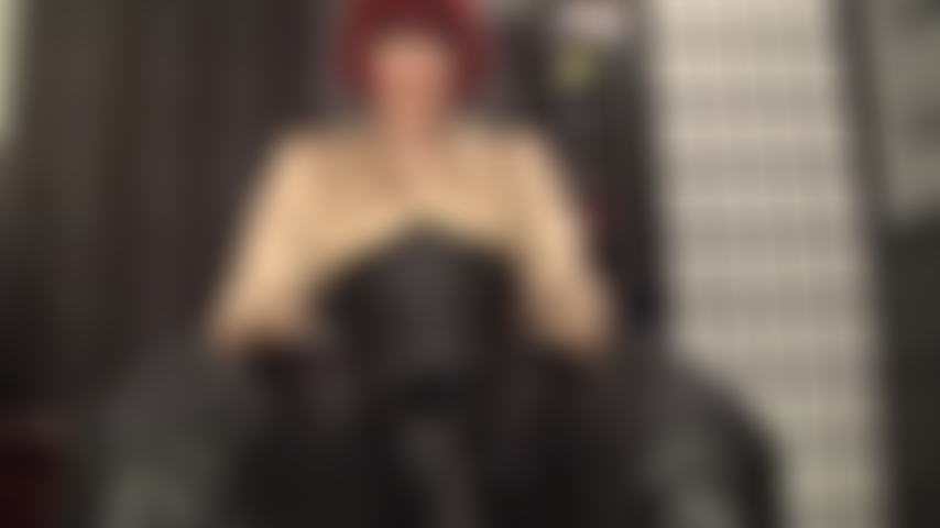 Adoro uma amante gigante com peitos grandes e uma blusa de cetim dourada.