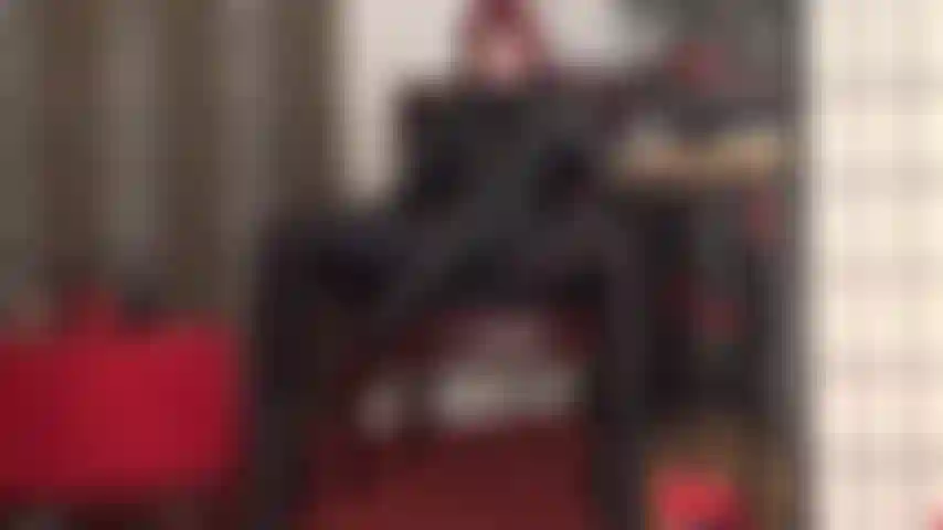 A senhora sabe o quanto você deseja sua enorme cinta-liga preta. Provocando e tentando enquanto ela balança na sua frente, implorando para descer direto pela sua garganta, e sendo enfiada na sua boceta safada em todas as posições possíveis.