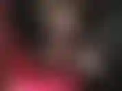 Shorts minúsculos e brilhantes, luvas longas de couro e pernas ainda mais longas em meia-calça preta transparente.