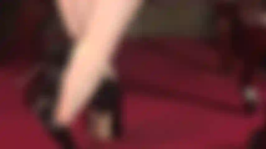 Sua deusa dos pés provoca os garotos de programa com seus maravilhosos pés cobertos por meias de náilon com costura, entrando e saindo de sapatos de salto de aço.