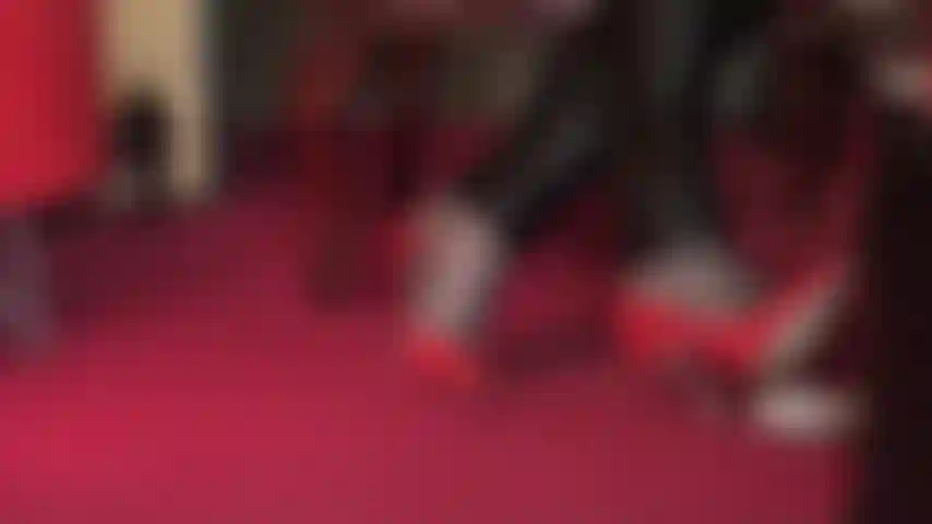 Seu pau de escrava precisa de um pouco de tortura doce com meus sapatos de salto alto de aço envernizado vermelho.