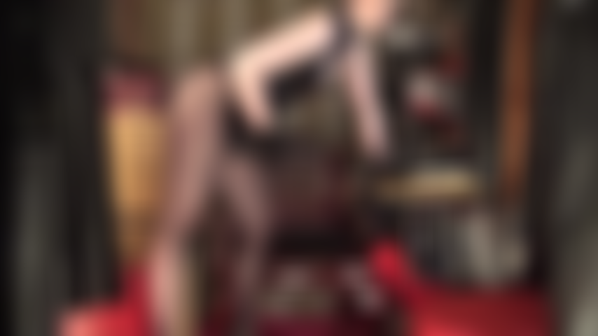 Uma deusa vestida de látex balança sua cinta-liga preta gigante e mira direto no seu cuzinho apertado. Adore meu corpo incrível e meu pau enorme.