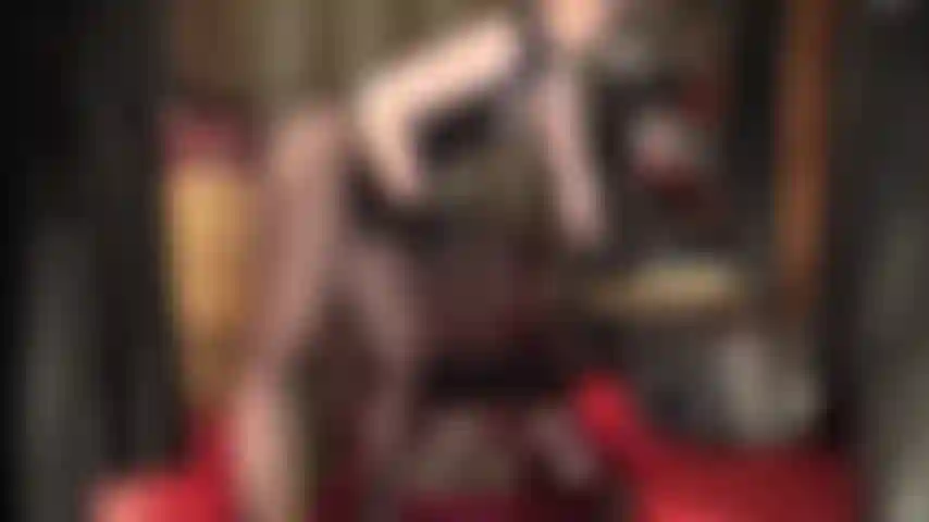 Uma deusa vestida de látex balança sua cinta-liga preta gigante e mira direto no seu cuzinho apertado. Adore meu corpo incrível e meu pau enorme.