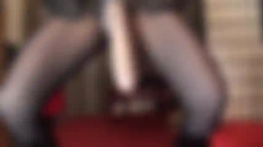 Meia arrastão, adoro bunda e um pau enorme - a amante tenta e provoca com seu pau grosso e carnudo e sua bunda em meia arrastão com costura, enfiando-os em sua boca aberta.