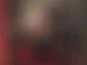 Com saia justa de pvc, meia-calça e um grande pau branco entre as coxas cobertas de náilon da patroa.